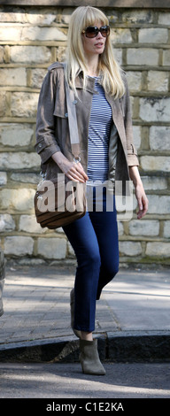 Claudia Schiffer sport un nuovo fringe tenendo i figli in una scuola di Londra, Inghilterra - 01.05.09 : Foto Stock