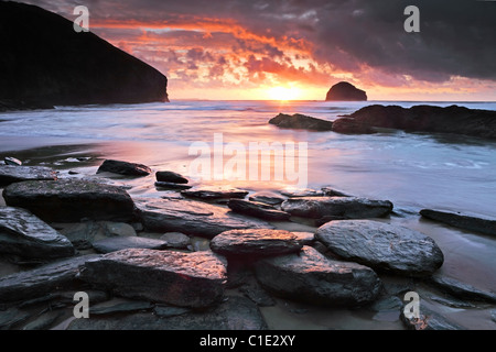 Tramonto catturato dalla spiaggia a Trebarwith Strand in North Cornwall Foto Stock