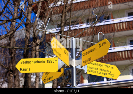 Direzione turistica segni nella località sciistica di Bad Hofgastein, Austria Foto Stock