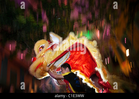 La danza del Leone di artisti durante il Capodanno cinese. Chinatown, Singapore Foto Stock