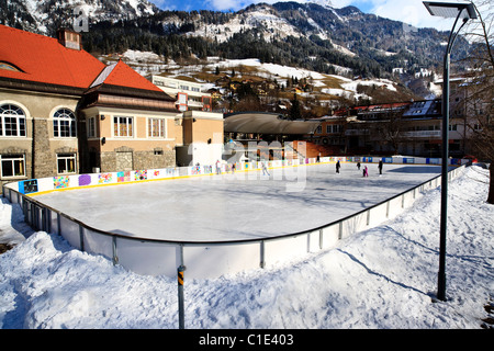 I turisti sulla pista di pattinaggio nella località sciistica di Bad Hofgastein Foto Stock