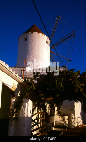 Xvii secolo il mulino a vento, ora parte di un ristorante, Es Mercadal centrale isola di Menorca Foto Stock