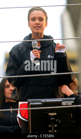 Jessica Alba 12th Annual EIF Revlon Run/a piedi per le donne a Times Square a New York City, Stati Uniti d'America - 02.05.09 Foto Stock