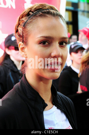 Jessica Alba 12th Annual EIF Revlon Run/a piedi per le donne a Times Square a New York City, Stati Uniti d'America - 02.05.09 Foto Stock