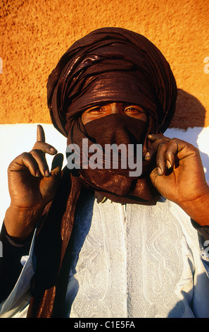 Algeria regione del Sahara Sahara Hoggar montagne Tamanrasset ritratto di una Touareg in piedi contro un muro indossando un blu Foto Stock