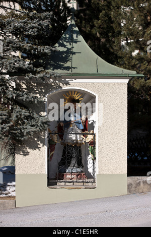 Cappella sul ciglio della strada nel centro termale e stazione sciistica di Bad Hofgastein (Austria). Foto Stock