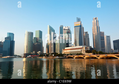 Il quartiere centrale degli affari skyline. Esplanade, Singapore Foto Stock