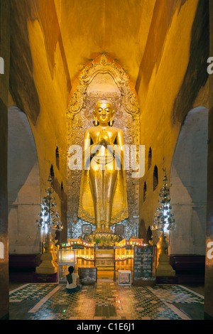 Pellegrino prima standing statua del Buddha, Tempio di Ananda, Bagan, Myanmar Foto Stock