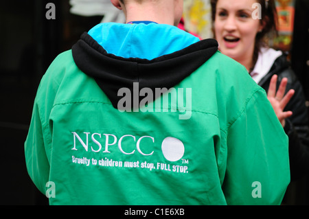 NSPCC carità lavoratore vendita alle giovani donne. Foto Stock