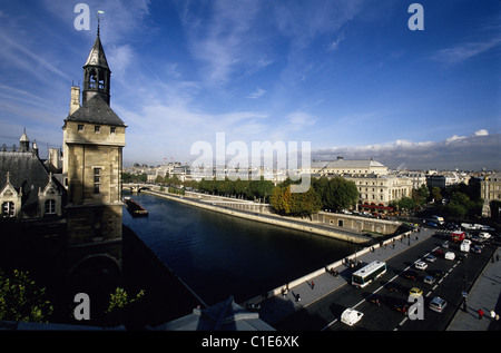 Francia Paris rive della Senna elencati come patrimonio mondiale dall' UNESCO Pont au cambiare la torre della Conciergerie Chatelet Foto Stock