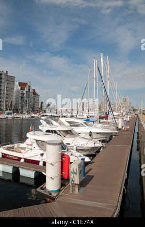 Yacht ormeggiati nel porto turistico di Ostenda, Belgio. Agosto 2010 Foto Stock