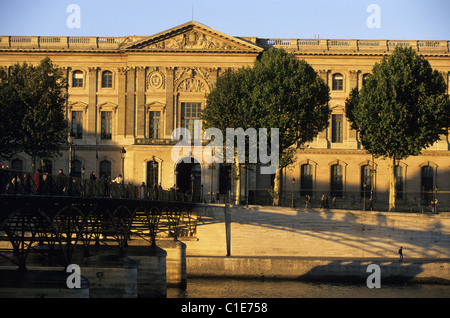 Francia, Parigi, le rive della Senna elencati come patrimonio mondiale dall UNESCO, il museo del Louvre e il Pont des Arts Foto Stock