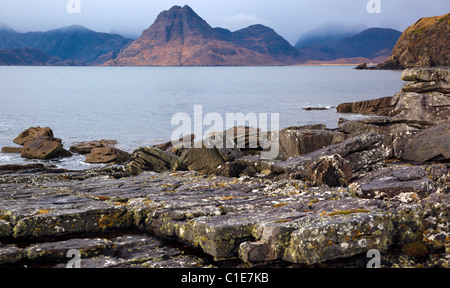 Il nero di Skye Cuillin da Elgol beach Foto Stock