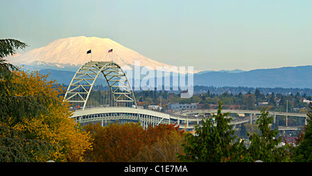 Ponte di Fremont Portland Oregon e Mount Saint Helens nel panorama di caduta Foto Stock