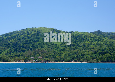 Madagascar, isola di Nosy Komba (accanto a Nosy Be) villaggio di pescatori di Ampangoriana circondato da foresta tropicale. Foto Stock