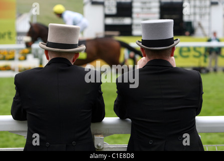 Gli uomini in cappelli superiore in corrispondenza di una corsa di cavalli, Epsom, Regno Unito Foto Stock