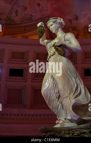 Statua all'interno Caesars Forum Shop Las Vegas Foto Stock