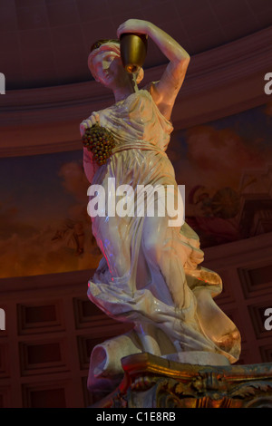 Statua all'interno Caesars Forum Shop Las Vegas Foto Stock