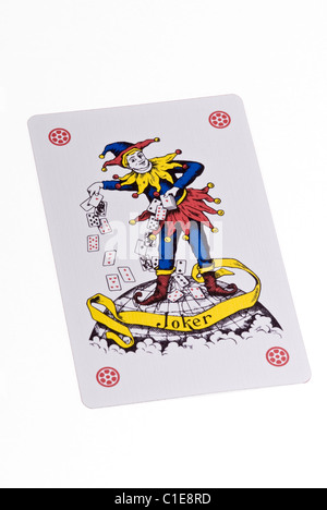 Joker carta da gioco su uno sfondo bianco. Foto Stock