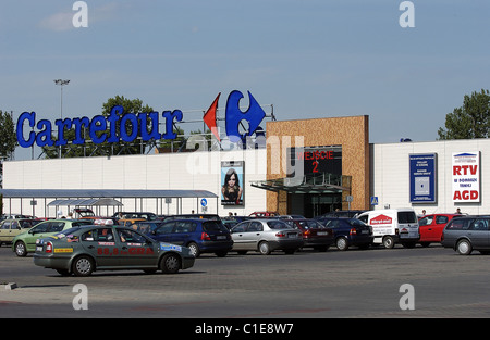 Polonia, Kujavia-Pomerania, città di Torun, ipermercato Carrefour Foto Stock