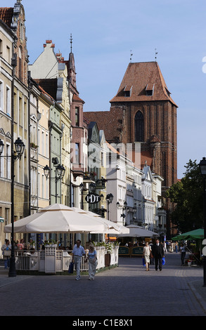 Polonia, Kujavia-Pomerania, città di Torun, Saint-John chiesa alla fine della strada e Chelminska Zeglarska Foto Stock