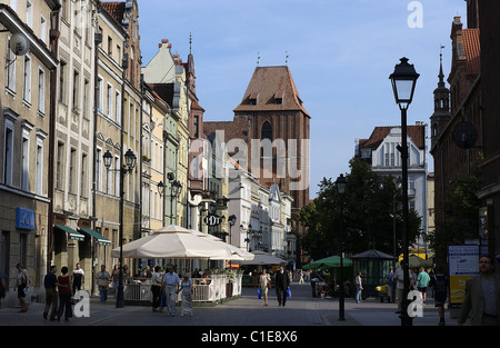 Polonia, Kujavia-Pomerania, città di Torun, Saint-John chiesa alla fine della strada e Chelminska Zeglarska Foto Stock