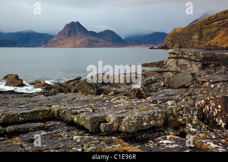 Il nero di Skye Cuillin da Elgol beach Foto Stock