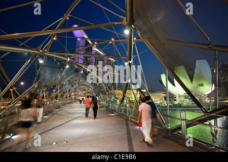 Vista lungo il ponte di elica a Marina Bay Sands Singapore. Il Marina Bay, Singapore Foto Stock