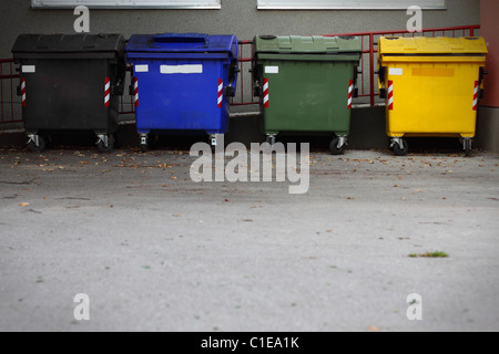 Quattro colori cassonetti per aiutare a separare e riciclare Foto Stock