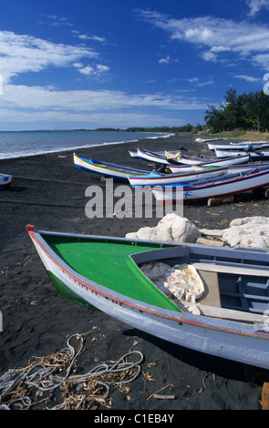 Barche di pescatori sulla spiaggia di Saint Paul, la Reunion Island (Francia), l'Oceano Indiano Foto Stock