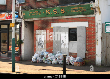 Derelitti chiuso shop imbarcati verso l'alto. Foto Stock