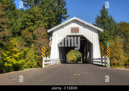 Hoffman ponte coperto oltre Crabtree Creek in Oregon Foto Stock