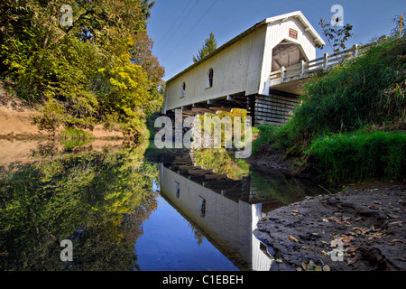 Hoffman ponte coperto oltre Crabtree Creek in Oregon 3 Foto Stock