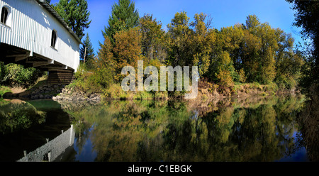 Hoffman ponte coperto oltre Crabtree Creek in Oregon Panorama Foto Stock