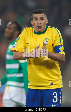 Il Brasile team capitano Lucio gesti mentre la contestazione di una chiamata con il per guardafili durante un 2010 World Cup match contro la Costa d Avorio. Foto Stock