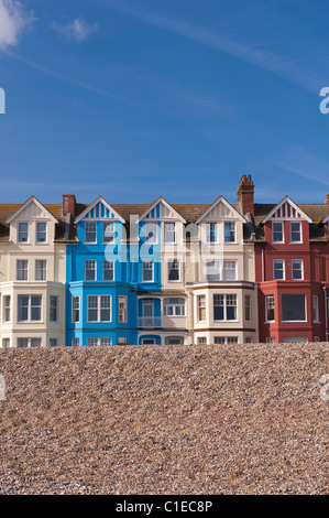 Una fila di colorata baia fronteggiata case sul lungomare di Aldeburgh , Suffolk , Inghilterra , Inghilterra , Regno Unito Foto Stock