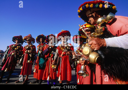 Il Marocco, Sud, Marrakech, Jemaa El Fnaa, pista di venditori di acqua in posa per una fotografia (VMR) Foto Stock