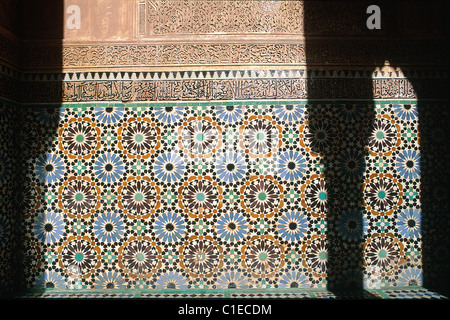 Il Marocco, Marrakech, Tombe Saadiane, mosaici tradizionali (zelliges) e le ombre delle colonne Foto Stock