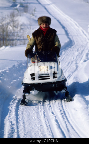 Canada, Provincia di Quebec, trapper Aime Audry sulla sua motoslitta Foto Stock