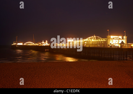 Il Brighton Pier ( Brighton Palazzo Marino e il molo - 1899 ) di notte, Brighton East Sussex, England, Regno Unito Foto Stock