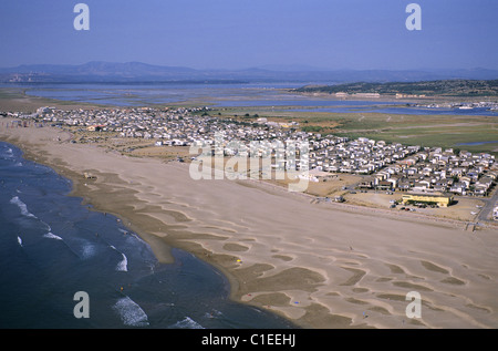 Francia, Aude, villaggio di Gruissan Plage è costituito da case costruite su palafitte (vista aerea) Foto Stock