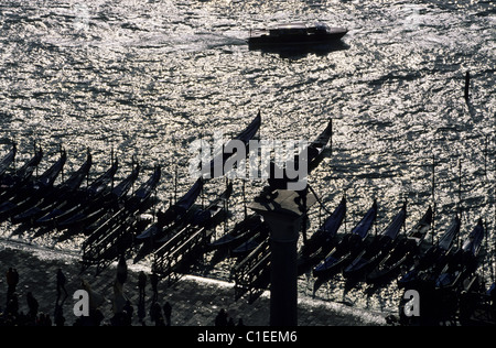 L'Italia, Veneto, Venezia, gondole di fronte a Piazza San Marco) Foto Stock