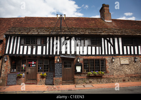 Il George Inn (prima concesso in licenza in 1397), High St, Alfriston, East Sussex, England, Regno Unito Foto Stock