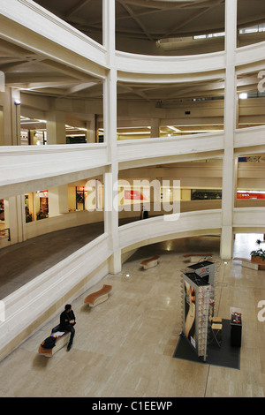 Italia Regione Piemonte città di Torino Lingotto nella vecchia fabbrica di automobili Fiat convertita in un centro commerciale per lo shopping la rampa di avvicinamento Foto Stock