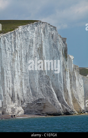 Le persone al di sotto dei sette sorelle Chalk Cliffs, visto da Cuckmere Haven, vicino a Seaford, East Sussex, England, Regno Unito Foto Stock