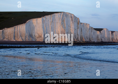 Fine luce su sette sorelle Chalk Cliffs, visto da Cuckmere Haven, vicino a Seaford, East Sussex, England, Regno Unito Foto Stock