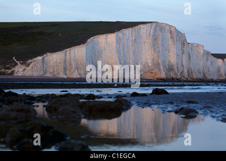 Fine luce su sette sorelle Chalk Cliffs, visto da Cuckmere Haven, vicino a Seaford, East Sussex, England, Regno Unito Foto Stock