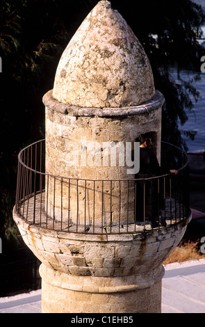 Israele, Galilea regione, Tiberiias, giovani religiosi ebreo sulla cima di un minareto Foto Stock