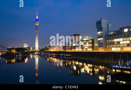 Scena notturna del Media Harbour a Düsseldorf, Germania Foto Stock