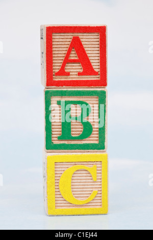 Pila di 3 alfabeto in legno blocchi con lettere ortografia ABC Foto Stock